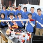 エコロケットの打ち上げを目指しクラウドファンディングを呼び掛ける部員ら＝洲本高校