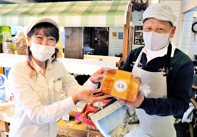 食パンを届ける「あゆみの部屋事業所」の利用者（右）＝洲本市五色町鮎原南谷、カフェ「ジャムの森テラス」