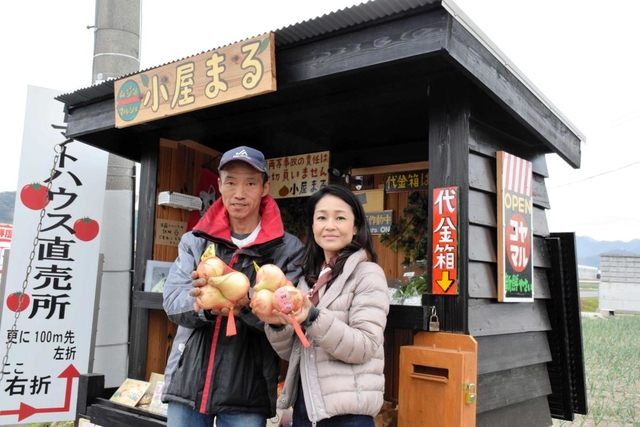 無人直売所を設けた木田朱美さん（右）と奥野毅さん＝南あわじ市賀集福井