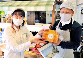 食パンを届ける「あゆみの部屋事業所」の利用者（右）＝洲本市五色町鮎原南谷、カフェ「ジャムの森テラス」