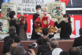 南淡中郷土芸能部が式典で披露した淡路人形浄瑠璃「戎舞」＝南あわじ市福良甲