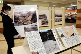 シーパに展示される阪神・淡路大震災の写真パネル＝南あわじ市湊