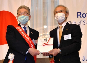 竹内市長（右）に目録を手渡す不動会長＝夢海游淡路島