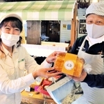 食パンを届ける「あゆみの部屋事業所」の利用者（右）＝洲本市五色町鮎原南谷、カフェ「ジャムの森テラス」