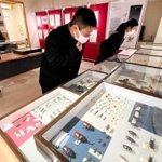 昆虫や植物の標本などが並ぶ常設展示室＝津名高校