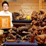 淡路彫の彫刻師が手掛け、展示を予定する作品と平田雅路さん＝淡路市