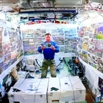 横断幕を張った実験棟「きぼう」で東北の言葉を読み上げる宇宙飛行士の野口聡一さん