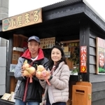 無人直売所を設けた木田朱美さん（右）と奥野毅さん＝南あわじ市賀集福井