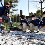 村雨辰剛さん（左）の庭園づくりに参加した県立農業高校の生徒＝南あわじ市八木養宜上、淡路ファームパーク・イングランドの丘