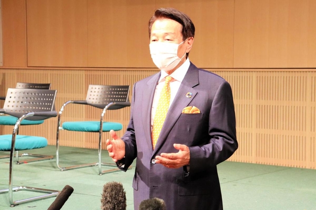 記者の取材に答えるパソナグループの南部靖之代表＝１日午後、淡路市夢舞台（撮影・中村有沙）