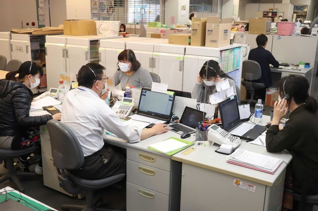 ワクチン接種の予約受け付けに追われる洲本市のコールセンター＝洲本市港２、市健康福祉館