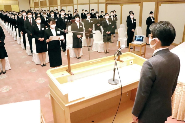 ホテルニューアワジの入社式で木下学社長（手前）に決意表明する新入社員＝洲本市小路谷