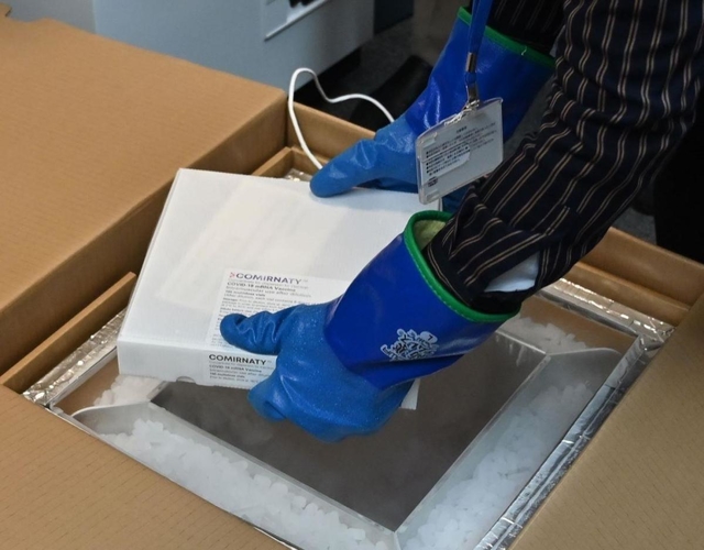 ドライアイスが詰まった箱で届いたワクチン＝洲本市健康福祉館