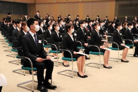 真剣な表情で入社式に臨むパソナグループの新入社員ら＝淡路市夢舞台（撮影・中村有沙）