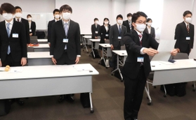 宣誓書を読み上げる新人職員＝洲本市役所