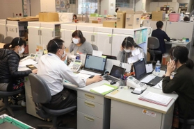 ワクチン接種の予約受け付けに追われる洲本市のコールセンター＝洲本市港２、市健康福祉館