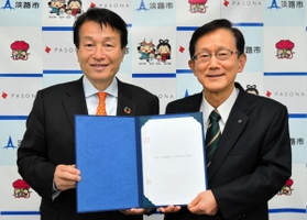 協定書を交わす門康彦淡路市長（右）とパソナグループ・南部靖之代表＝淡路市役所