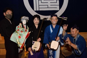 公演会を準備する淡路人形座と阿波踊り団体「藍吹雪」のメンバー＝南あわじ市福良甲