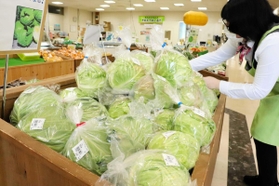 シーパ内の産直市場で、感染対策として個包装で販売する野菜＝南あわじ市湊