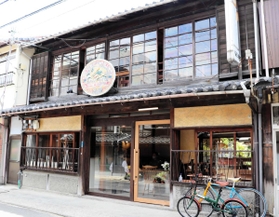 酒屋だったときの看板をそのままにした外観＝洲本市本町７