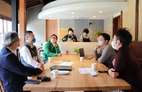 カフェスペースで打ち合わせをする関係者ら＝洲本市本町７