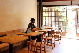 古い町屋の雰囲気を生かし、落ち着いた空間に仕上げた「Ｗｏｒｋａｔｉｏｎ　Ｈｕｂ（ワーケーション　ハブ）紺屋町」＝洲本市本町７