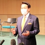 記者の取材に答えるパソナグループの南部靖之代表＝１日午後、淡路市夢舞台（撮影・中村有沙）