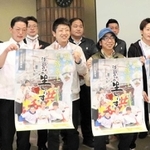 「淡路島の生しらす」解禁のポスターを手に意気込む提供店の店主ら＝道の駅あわじ