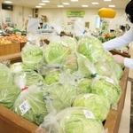 シーパ内の産直市場で、感染対策として個包装で販売する野菜＝南あわじ市湊