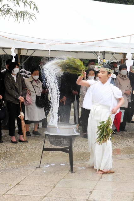 勢いよく湯しぶきを散らす巫女＝伊弉諾神宮