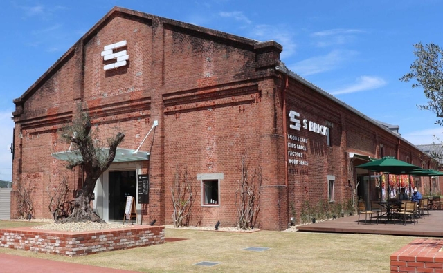 新複合施設「Ｓ　ＢＲＩＣＫ」の外観＝洲本市塩屋１