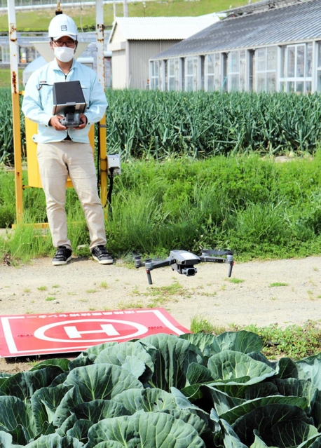高度を上げる前のドローンと、タブレットで確認する担当者＝南あわじ市八木養宜中