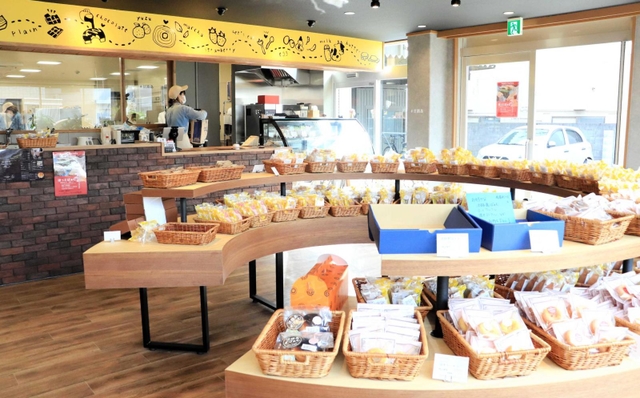 バウムクーヘンを模した陳列台がある「淡路島ばぁむ工房　ｍａａｒｕ　ｆａｃｔｏｒｙ」の店内。左奥は工場＝南あわじ市広田広田