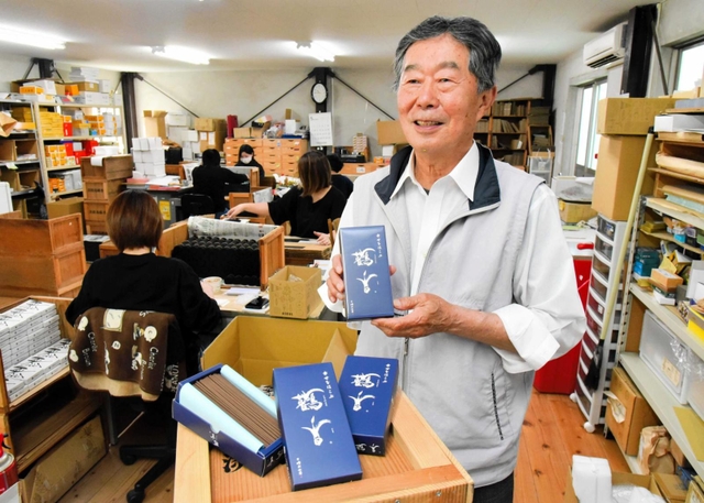 完成した新商品「鸛香」を手にする石井廣志社長＝淡路島線香
