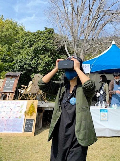 バーチャルリアリティーで淡路島を体感した「島くらしフェスタ」の様子＝３月、淡路市夢舞台（花みどりフェアの実行委員会事務局提供）