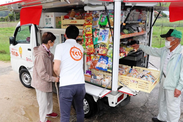 マイ・マートが洲本市内で営業する「とくし丸」の車両＝洲本市鮎屋