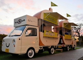 タマネギ２分の１個をイメージしたキッチンカー＝南あわじ市福良丙