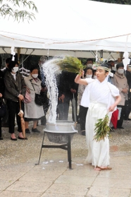 勢いよく湯しぶきを散らす巫女＝伊弉諾神宮