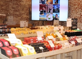 「フードベース」の一角にある地元産品の販売コーナー＝洲本市塩屋１