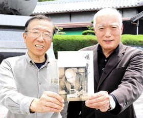三島徳七博士の紹介本を出版した顕彰会の小林広志会長（右）と片山仁史事務局長＝洲本市五色町広石下