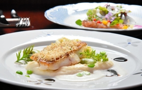 コース料理の一例。手前はメインディッシュ「鳴門鯛のロースト　春野菜添え」、奥は前菜の「自家製サワラの薫製　ビーツのビネグレット」＝淡路市志筑、レストロ　ル・サンク・メ　