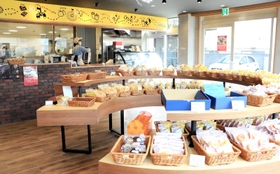 バウムクーヘンを模した陳列台がある「淡路島ばぁむ工房　ｍａａｒｕ　ｆａｃｔｏｒｙ」の店内。左奥は工場＝南あわじ市広田広田