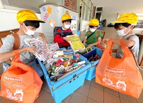 市が配布したリサイクルバッグを活用し、雑がみ回収に協力する児童＝志筑小学校