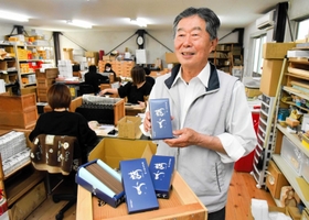 完成した新商品「鸛香」を手にする石井廣志社長＝淡路島線香