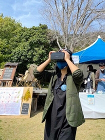 バーチャルリアリティーで淡路島を体感した「島くらしフェスタ」の様子＝３月、淡路市夢舞台（花みどりフェアの実行委員会事務局提供）