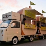 タマネギ２分の１個をイメージしたキッチンカー＝南あわじ市福良丙