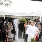 勢いよく湯しぶきを散らす巫女＝伊弉諾神宮