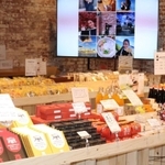 「フードベース」の一角にある地元産品の販売コーナー＝洲本市塩屋１