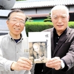 三島徳七博士の紹介本を出版した顕彰会の小林広志会長（右）と片山仁史事務局長＝洲本市五色町広石下