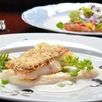 コース料理の一例。手前はメインディッシュ「鳴門鯛のロースト　春野菜添え」、奥は前菜の「自家製サワラの薫製　ビーツのビネグレット」＝淡路市志筑、レストロ　ル・サンク・メ　